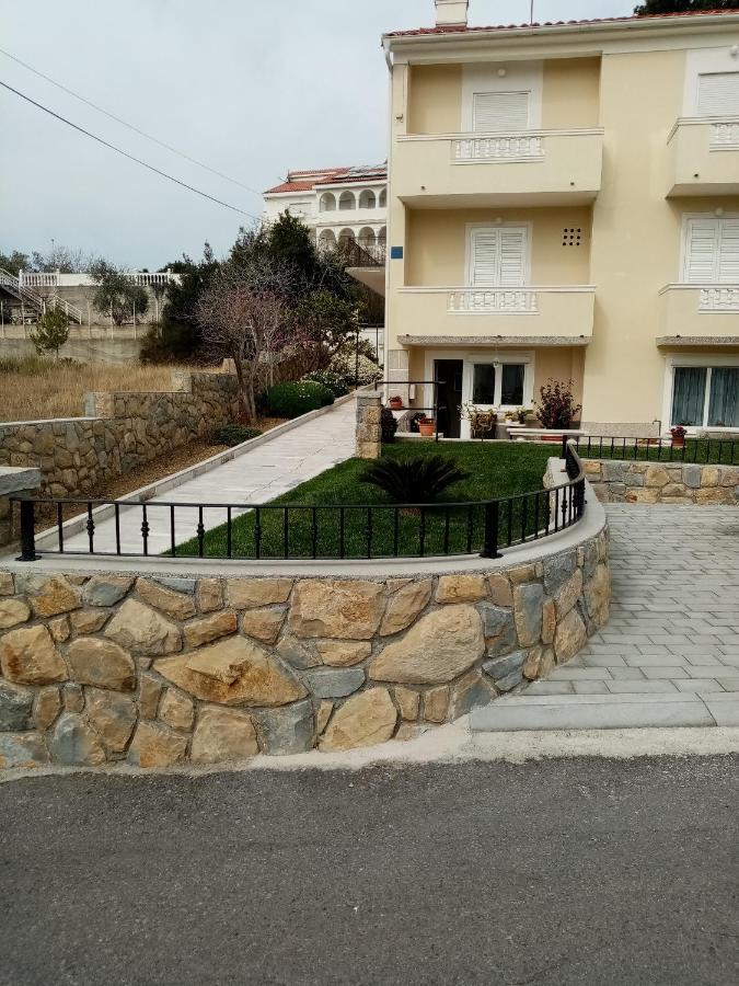 Apartments With A Parking Space Rab - 12383 Banjol Exterior photo